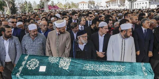 Gül ve Davutoğlu arasında dikkat çeken anlar