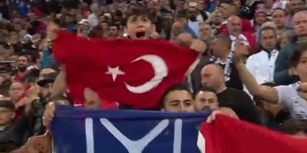 Lyon-Beşiktaş maçında gururlandıran görüntü