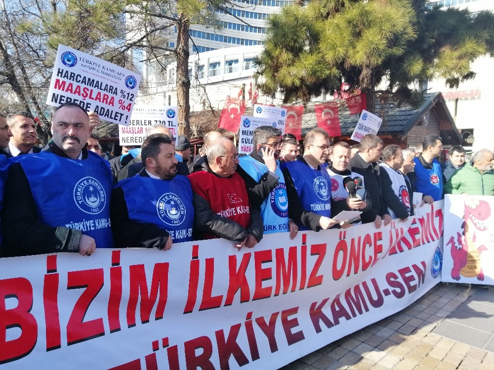 Maaş bordroları yakıp, zamma tepki gösterdiler 