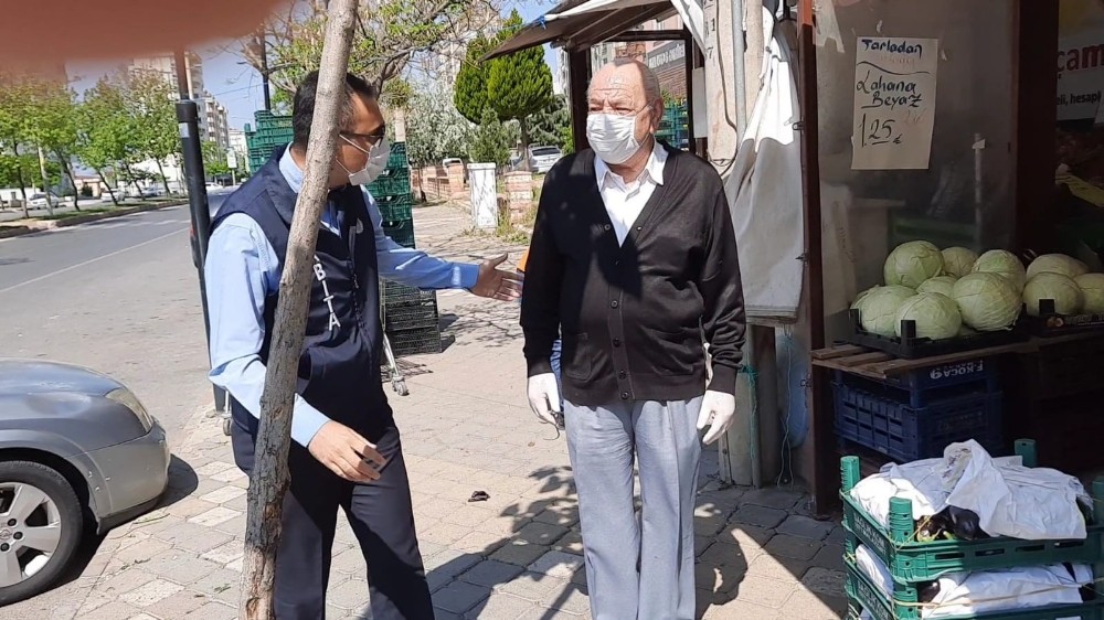 Maaş kartını kaybeden yaşlı adamın yardımına zabıta yetişti 