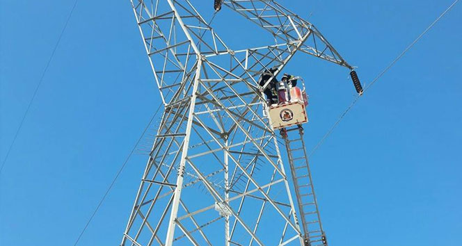 Maaşını alamayınca metrelerce yükseğe çıktı!
