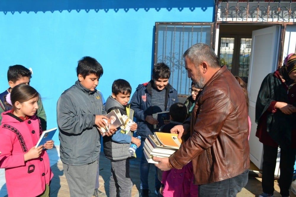 Maaşını hayır işlerinde harcıyor 