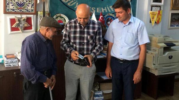 Maaşının bulunduğu kayıp cüzdanını, otobüs sürücüsü teslim etti