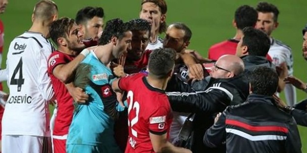 Maç bitti saha karıştı