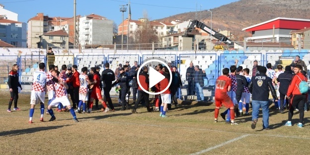 Maç bitti, saha karıştı!