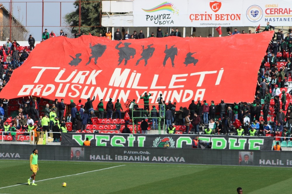 Maç öncesi ‘İdlib Kahramanları’ unutulmadı 