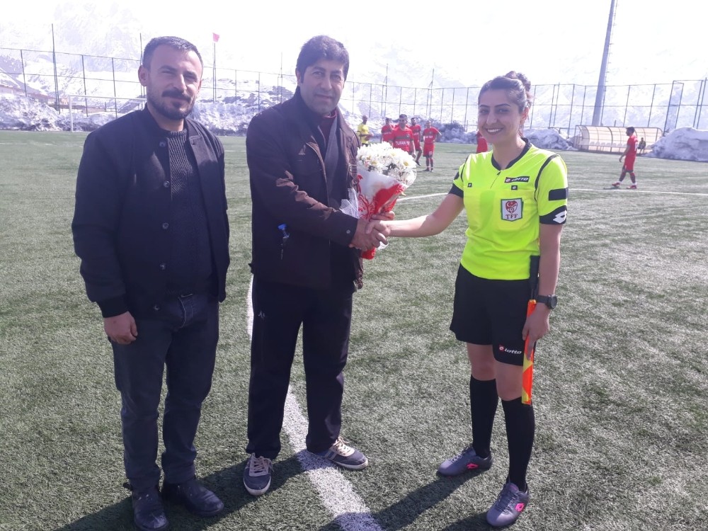 Maç öncesi kadınlar gününü kutladılar 