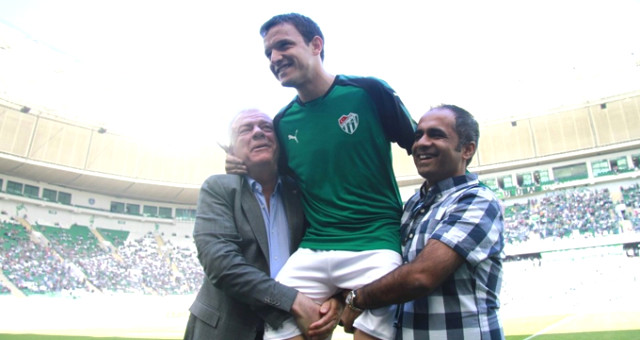 Maç öncesi yıldız futbolcuya veda: Omuzlarda taşındı