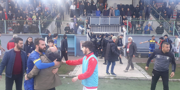 Maç sonrası polisle futbolcular arasında arbede