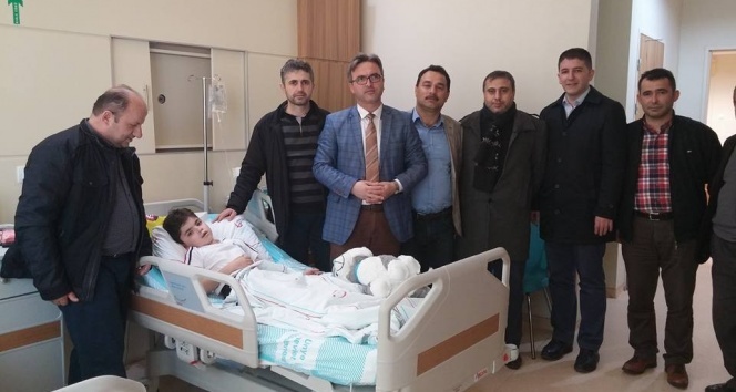 Maç yaparken üzerine kale direği düştü