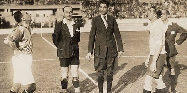 Ceket ve kravatla maç yöneten hakem!