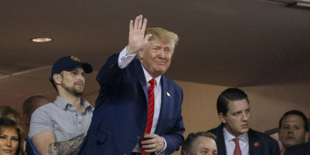 Maça giden Trump’a taraftarlar ateş püskürdü! ‘Onu tutuklayın’