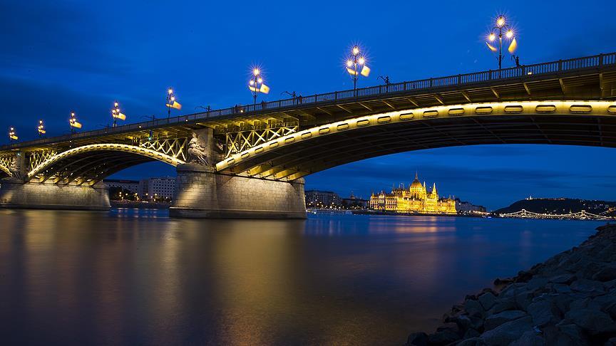 Macaristan hükümeti pazar günü çalışma yasağını iptal edecek