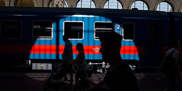 Göçmenler iki ülke arasında kriz yaşattı