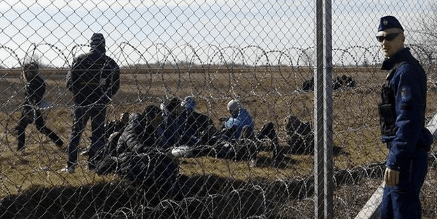 Macaristan sınırında yüzlerce mülteci geçiş izni bekliyor
