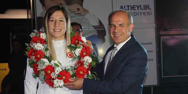 Macaristan'da tarih yazan Yasemin Adar ülkeye döndü