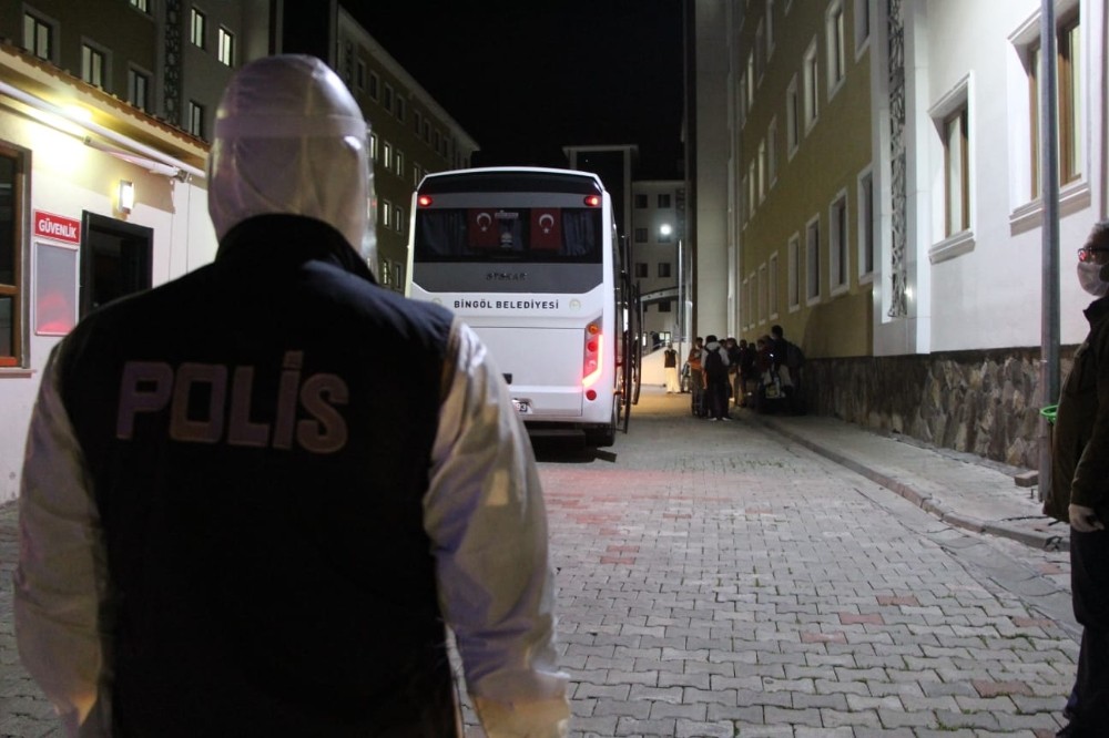 Macaristan’dan Bingöl’e uçakla getirilen 123 kişi yurda yerleştirildi 