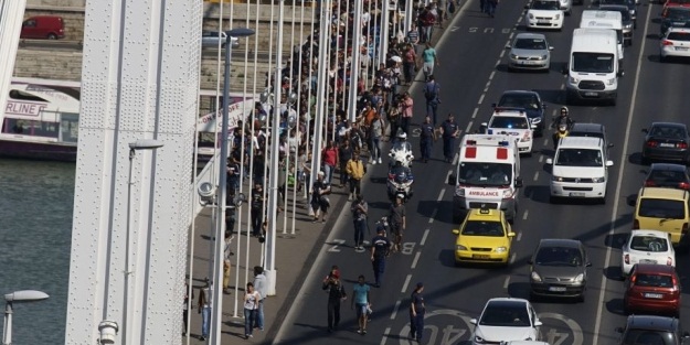 Macaristan'dan yola çıkan göçmenler Viyana'ya vardı