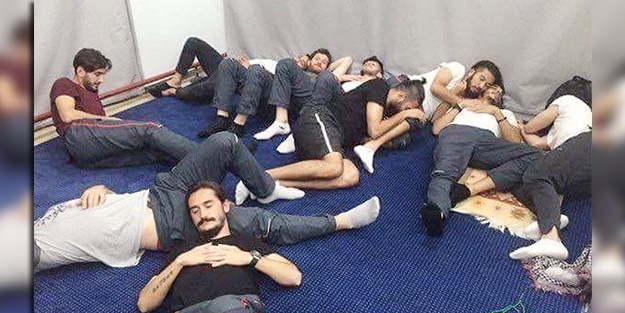 Görenler şaşırdı! Mescitte sabahladılar