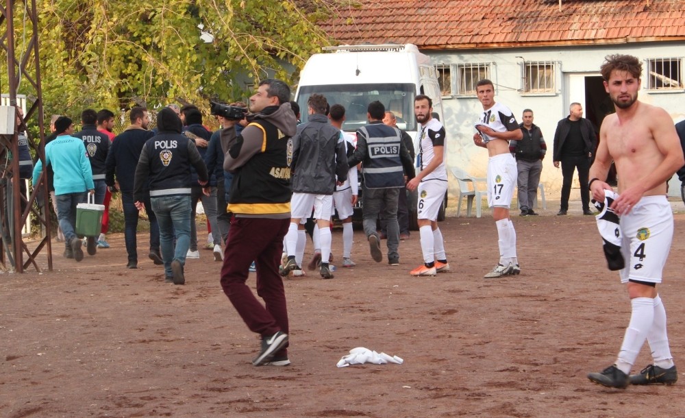 Maçın ardından futbolcular birbirine girdi 