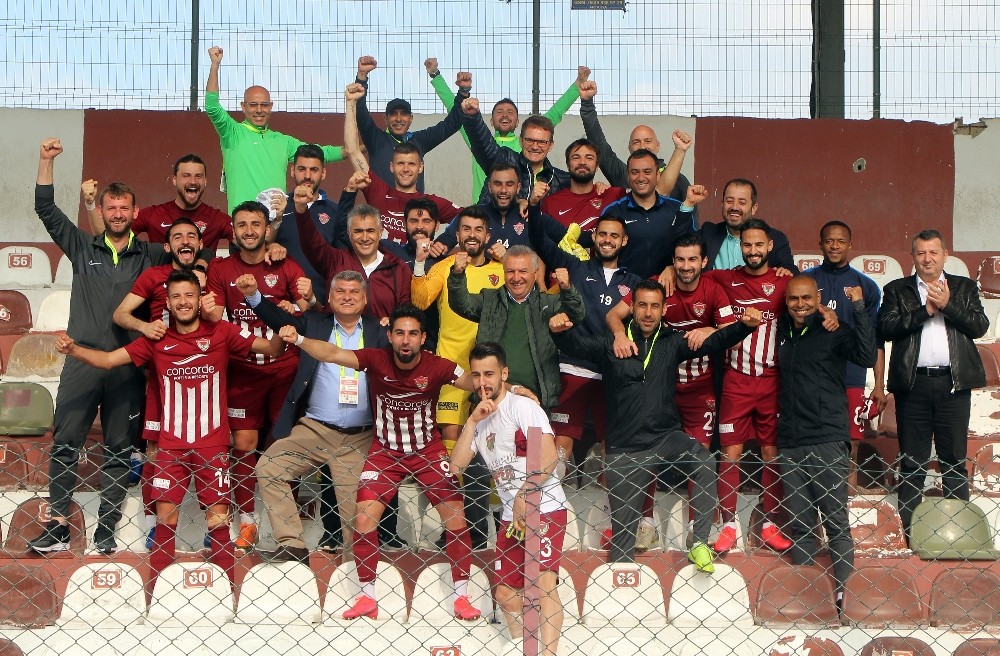 Maçın ardından futbolcular tribüne çıktı 