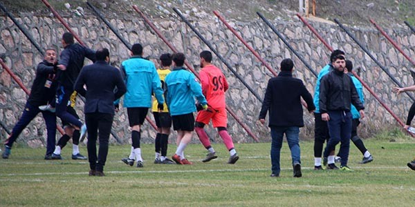 Maçın devre arasında saha karıştı 