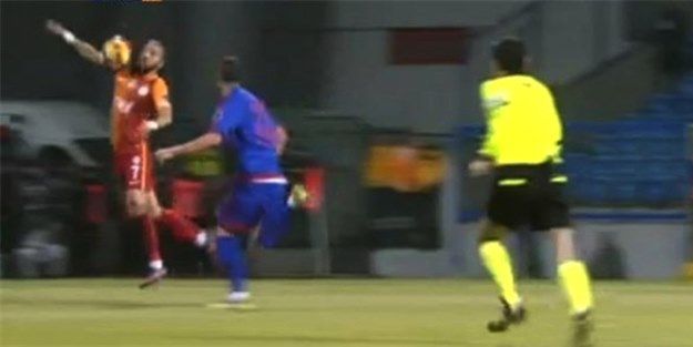 Maçın önüne geçen pozisyon! Tribünler 'hırsız' diye bağırdı