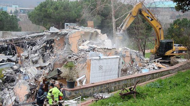 Maçka Parkı'nda kafelerin yıkımı sürüyor
