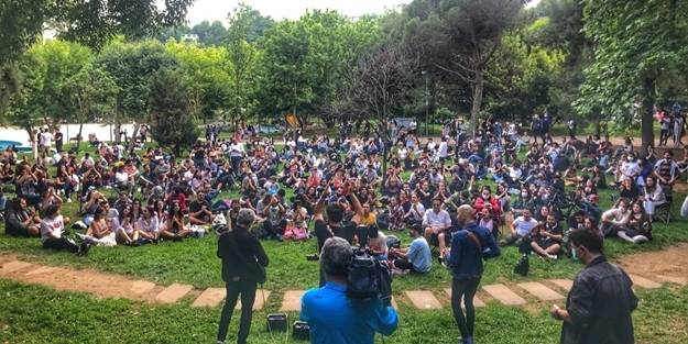 Maçka Parkı’nda rezil görüntüler! Koronavirüsü hiçe sayarak açık hava konseri verdiler