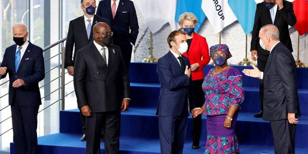 Macron, Afrikalı liderin elini sıkmadı