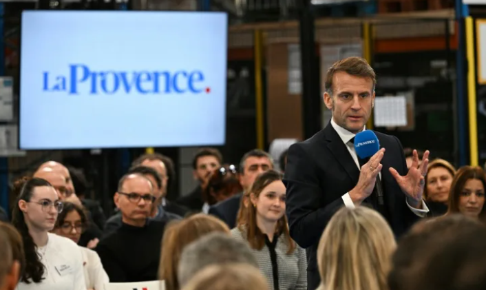 Macron gelen telefonla şaşkına döndü: Fransa’yı karıştıran darbe videosu