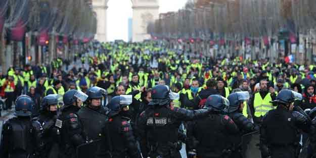 Macron geri adım atmaya devam ediyor