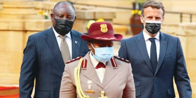 Macron gittiği ülkede neye uğradığını şaşırdı