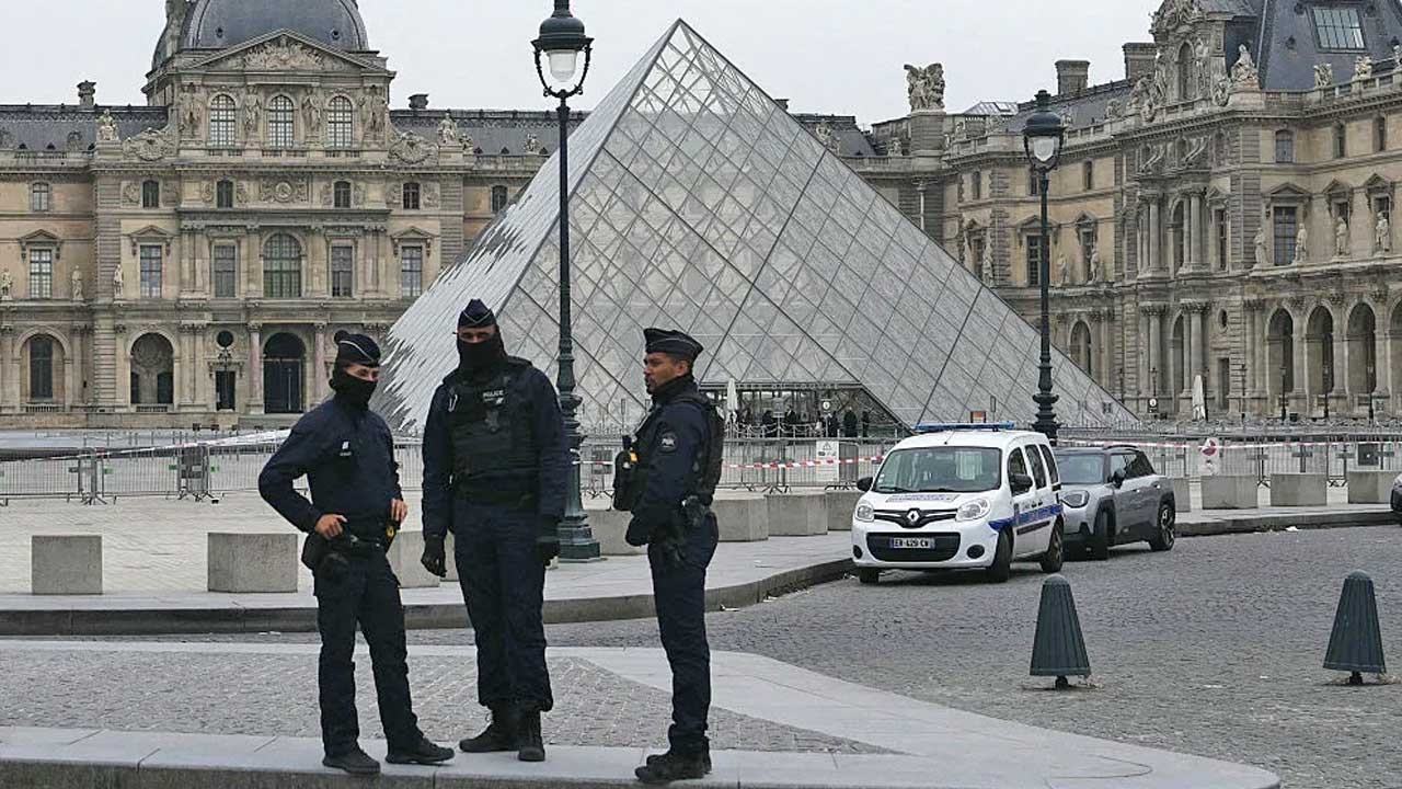 Macron, Louvre Müzesi'ndeki hırsızlığı Fransa tarihine ve mirasına yönelik saldırı olarak yorumladı