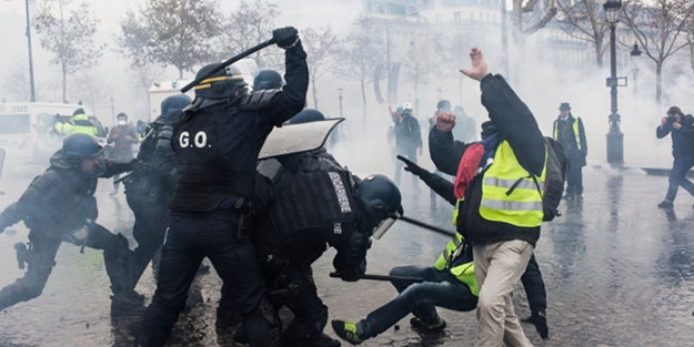 Macron, protestolarda görevli polisleri özel primlerle ihya edecek