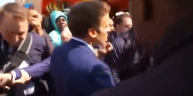 Macron'a domatesli saldırı