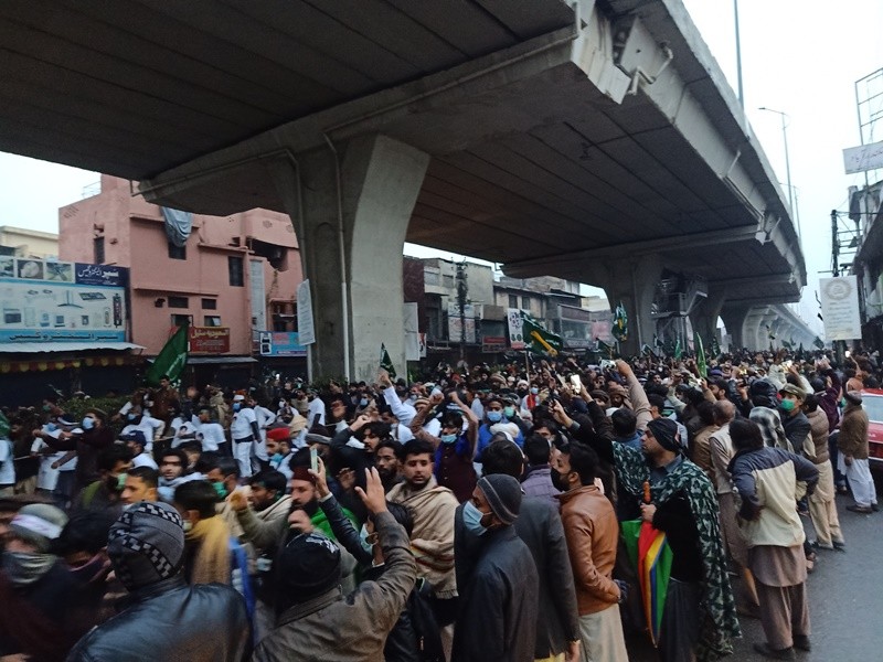 Macron'a karşı bir ülke daha ayaklandı!