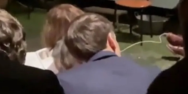 Macron'dan diktatörlük! Tiyatroda olduğunu paylaştı, gözaltına alındı!