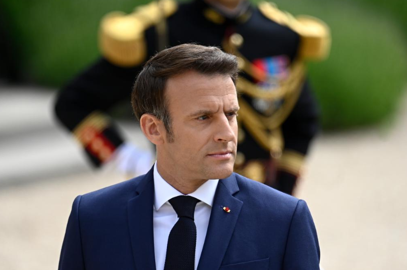 Macron’dan Tavşana kaç tazıya tut siyaseti!
