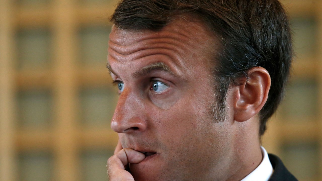 Macron'nun casuslarını yaka paça ülkeden kovdular!