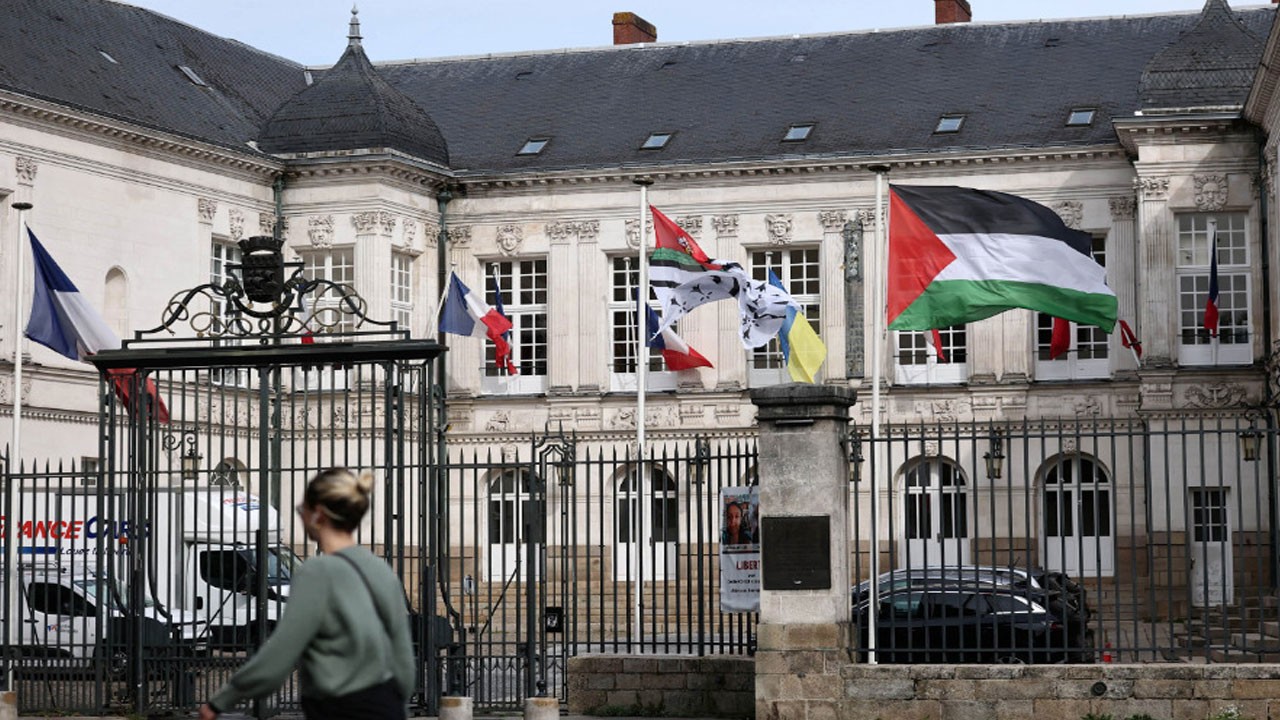 Macron’un ikiyüzlülüğü: ‘Filistin bayraklarını indirin’ emri