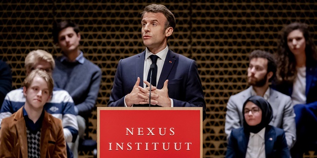 Macron’un konuşması protestocularca kesildi