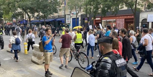 Macron'un politikası tutmadı! Fransa'da halk sokağa döküldü