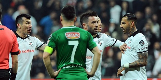 Maçta Beşiktaşlı futbolcular birbirine girdi!