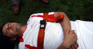 Maçta dili boğazına kaçan kaleci, hakemin müdahalesiyle kurtuldu