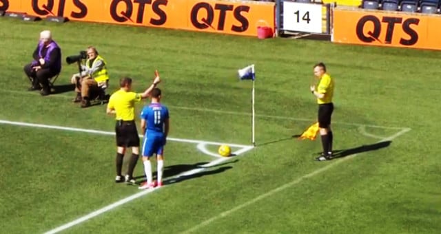 Maçta hakem hakeme kırmızı kart gösterdi