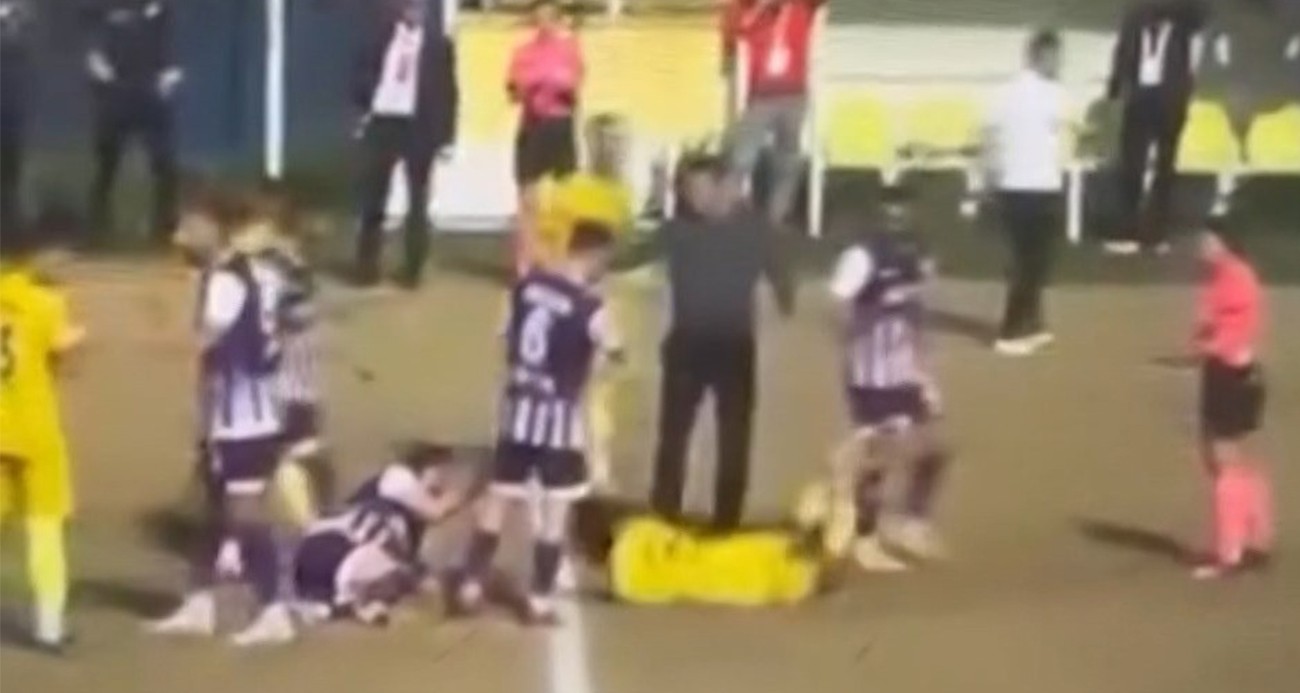 Maçta ilginç anlar: Kadın hakem itekledi, futbolcu defalarca yuvarlandı