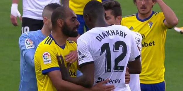 Maçta ırkçılık! 25. dakikada oyun durdu