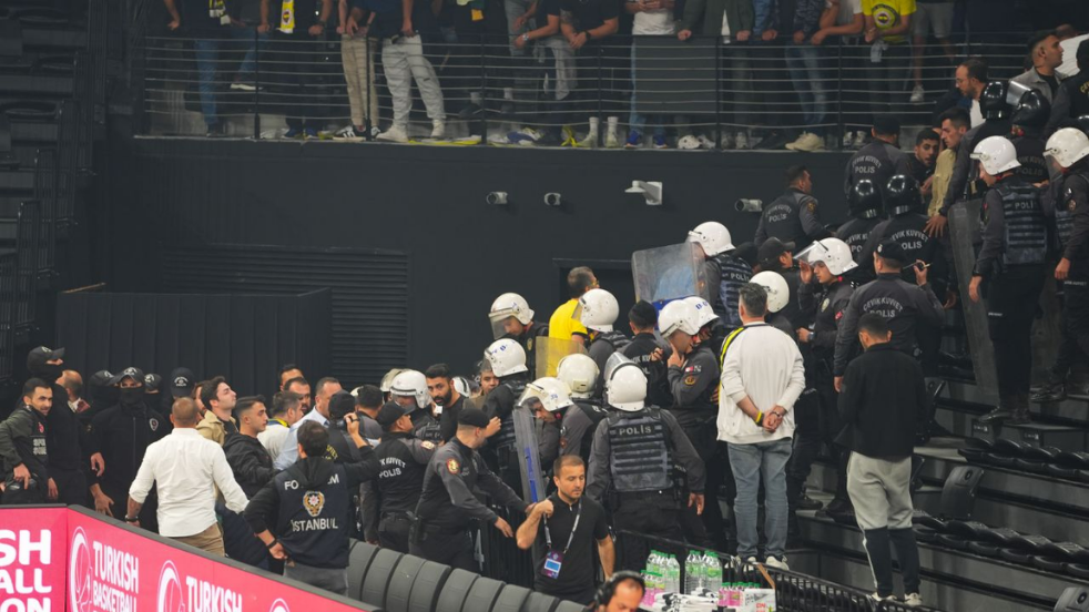 Maçta ortalık bir anda karıştı! Fenerbahçe yöneticisinden polise müdahale