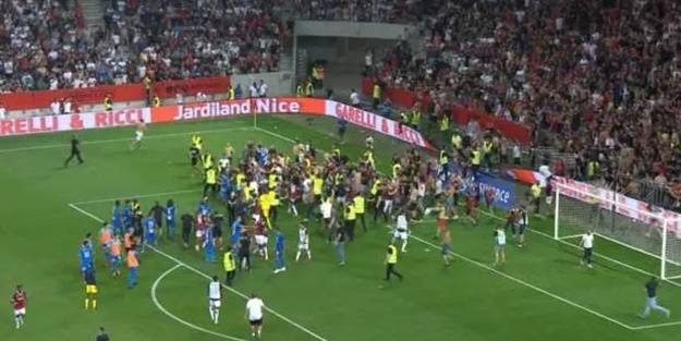 Maçta taraftarlar sahaya indi!